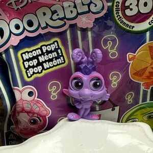 Disney Doorables Neon Pop princess Atta Mini Figure